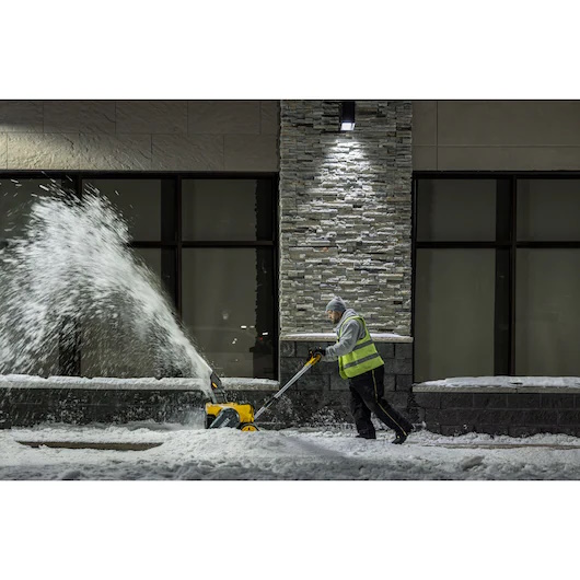 DEWALT DCSNP2142Y2-CA 60V 21" Snow Thrower - Image 7