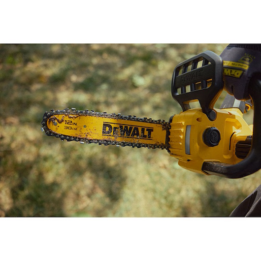 DEWALT DCCS621P1 20V MAX* 12 in Compact Brushless Cordless Chainsaw Kit - Image 7