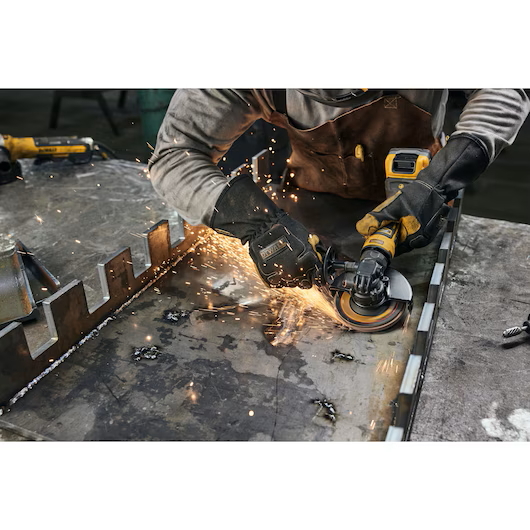 DEWALT DCG402B ATOMIC COMPACT SERIES™ 20V MAX* 4.5 in. Angle Grinder (Tool Only) - Image 10