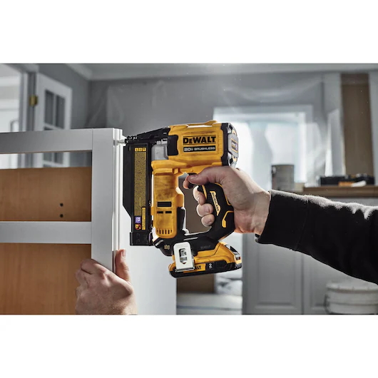 DEWALT DCN623D1 ATOMIC COMPACT SERIES 20V MAX* BL Cordless 23 Ga. Pin Nailer Kit - Image 4