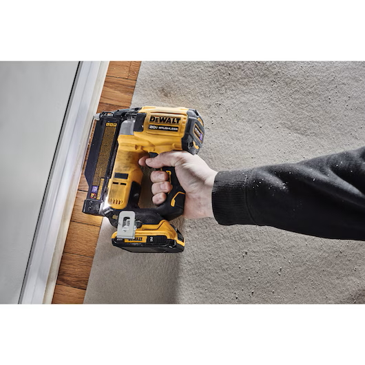 DEWALT DCN623D1 ATOMIC COMPACT SERIES 20V MAX* BL Cordless 23 Ga. Pin Nailer Kit - Image 5