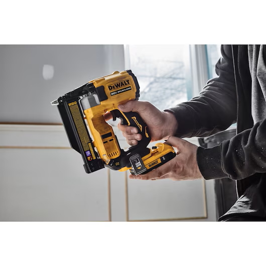 DEWALT DCN623D1 ATOMIC COMPACT SERIES 20V MAX* BL Cordless 23 Ga. Pin Nailer Kit - Image 7