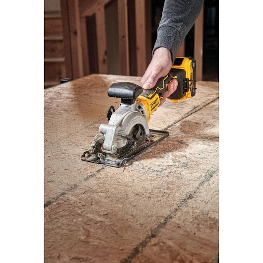 DEWALT DCS571B 20V ATOMIC Compact 4-1/2" Circular Saw (Tool Only) - Image 7