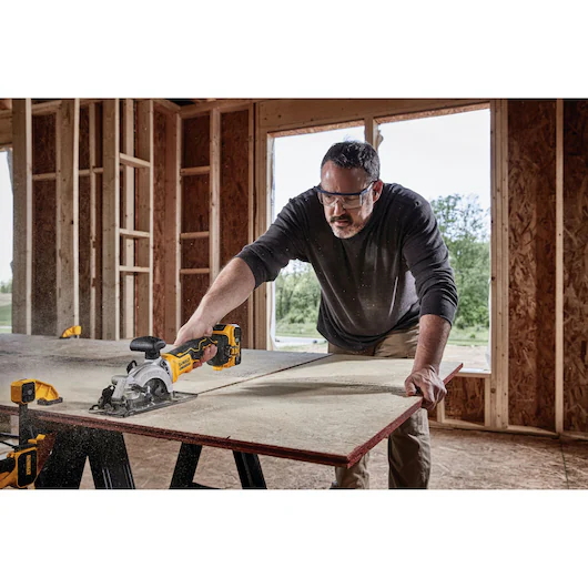 DEWALT DCS571B 20V ATOMIC Compact 4-1/2" Circular Saw (Tool Only) - Image 9