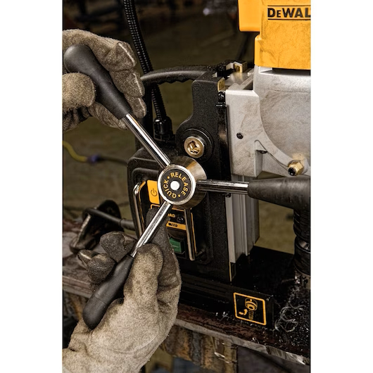 DEWALT DWE1622K - 2" 2-Speed Magnetic Drill Press - Image 2
