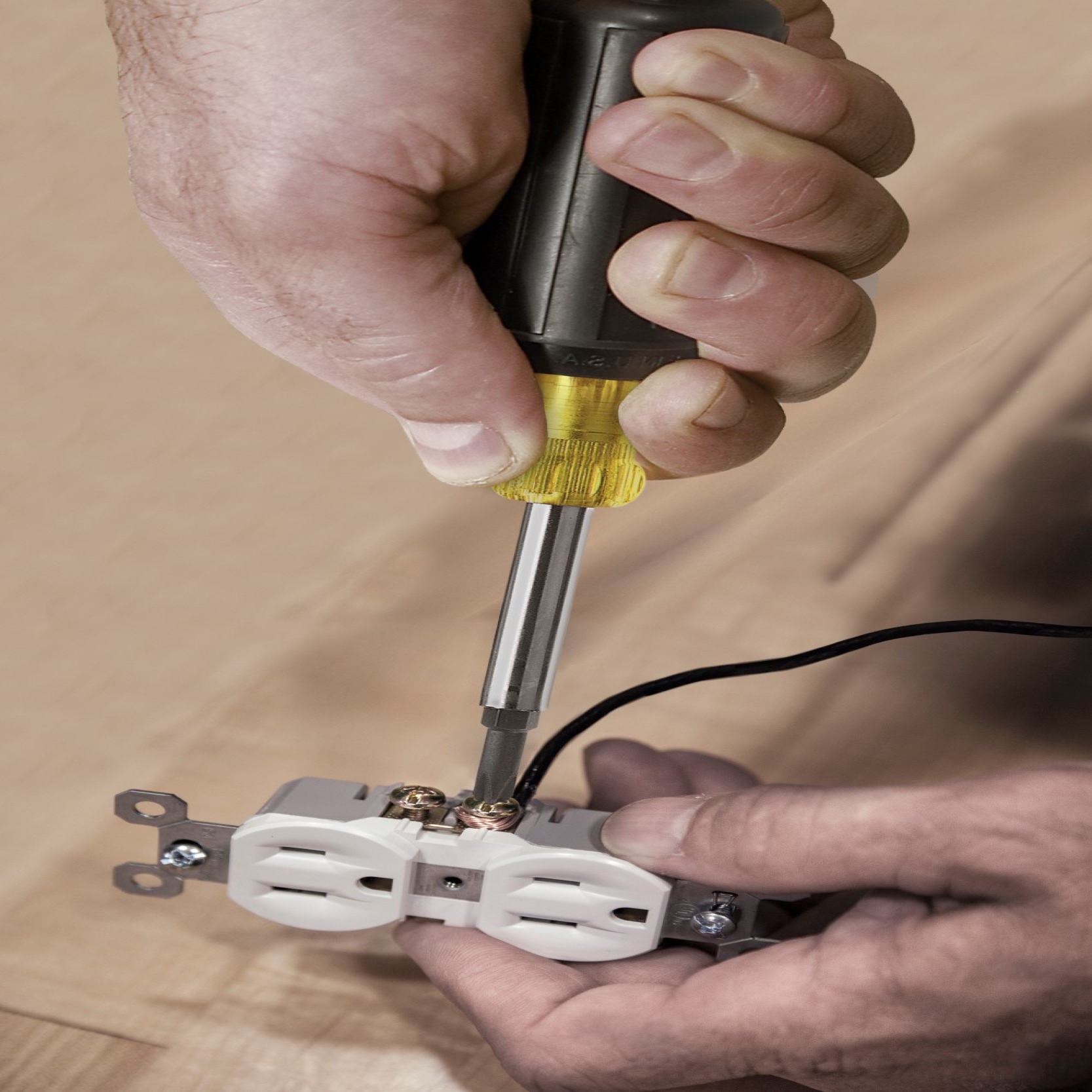 KLEIN 32477 - 10-in-1 Multi-Bit Screwdriver/Nut Driver - Image 4