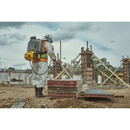 DEWALT DCCS1100B 20V MAX XR Concrete Chemical Sprayer (Tool Only) - Image 6