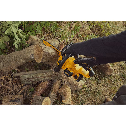 DEWALT DCCS621P1 20V MAX* 12 in Compact Brushless Cordless Chainsaw Kit - Image 5