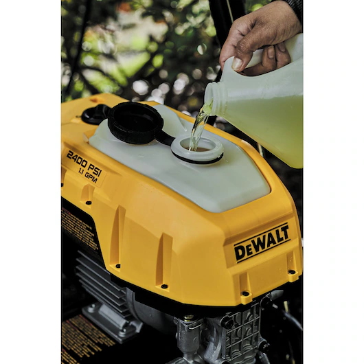 DEWALT DWPW2400-CA Pressure Washer 2,400 PSI, 1.1 GPM, 13 Amp, w/ 25' Hose - Image 9