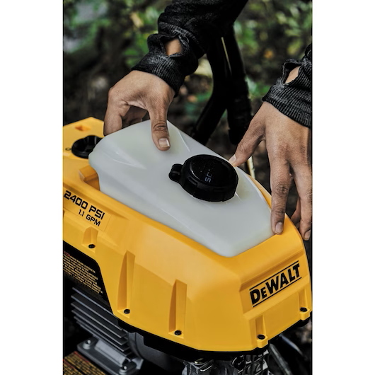 DEWALT DWPW2400-CA Pressure Washer 2,400 PSI, 1.1 GPM, 13 Amp, w/ 25' Hose - Image 10