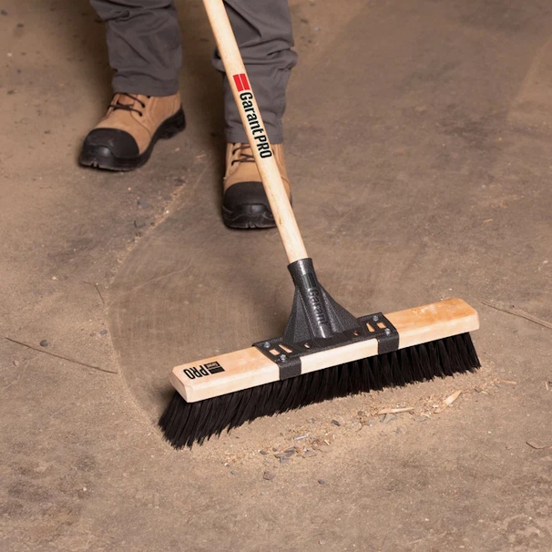 GARANT PRO GPPBSRS18 18" Outdoor Push Broom (83943) - Image 3