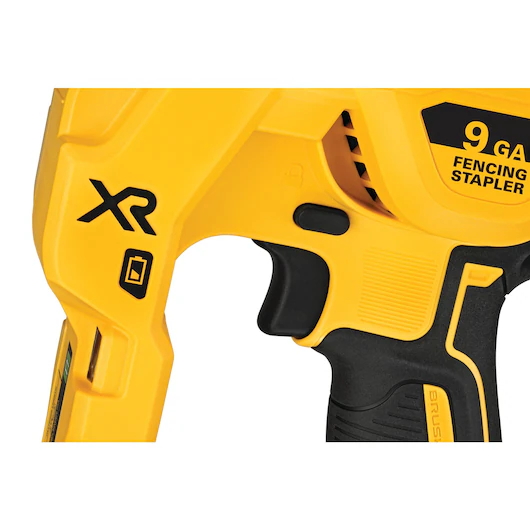 DEWALT DCFS950P2 20V Cordless Fencing Stapler Kit - Image 9