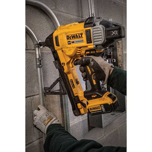 DEWALT DCN891P2 20V Cordless Concrete Nailer Kit 1" Magazine - Image 3
