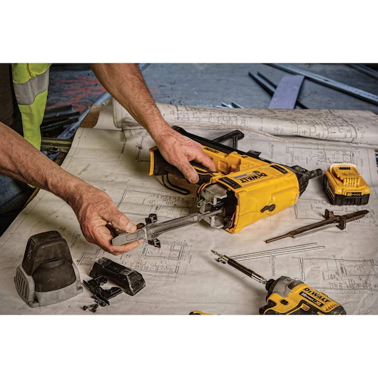 DEWALT DCN891P2 20V Cordless Concrete Nailer Kit 1" Magazine - Image 8