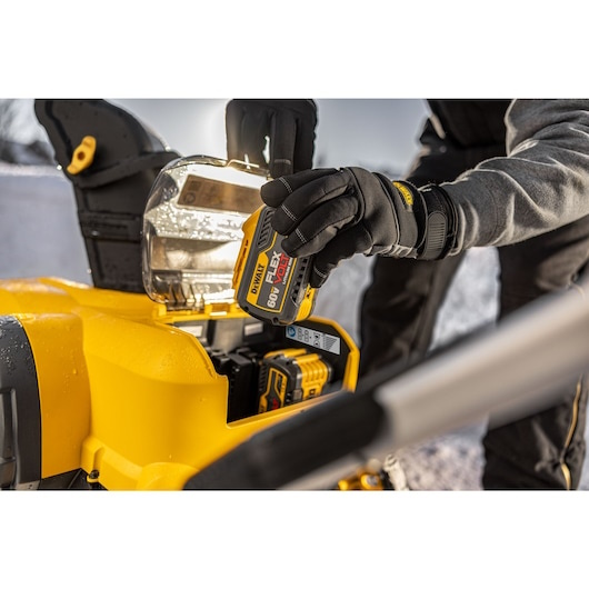 DEWALT DCSNP2142Y2-CA 60V 21" Snow Blower Kit - Image 8