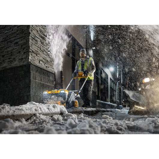 DEWALT DCSNP2142Y2-CA 60V 21" Snow Blower Kit - Image 10